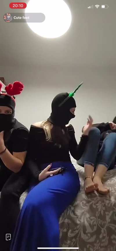 3lunas01 - Great live - she sniffs her friends soles live rn
