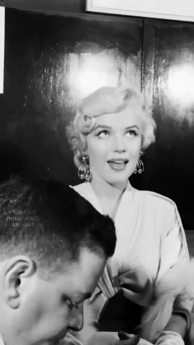 Marilyn arriving in NY to film The Seven Year Itch