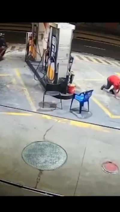 A thief trying to rob a gas station, but it looks more like a scene from Tom & Jerry.
