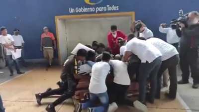 r/DesmadreP&uacute;blico