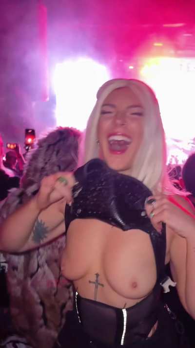 How I show my friends I&rsquo;m having a great time ;)