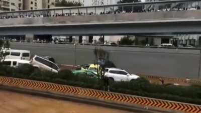 好家伙，原来车里都有人，还是一家一家的，网上粉红说早就撤出来了我还真信了，明天新闻大家猜猜报道几个