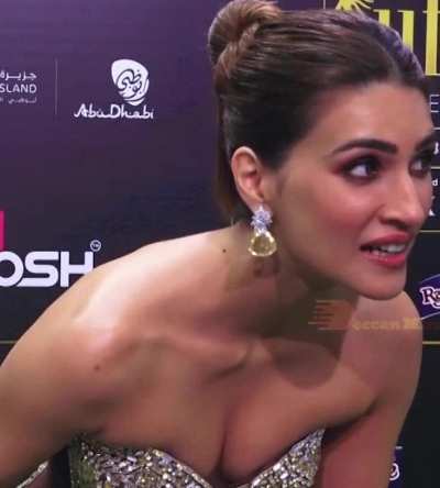 Kriti sanon yummy boobs 🥵💦