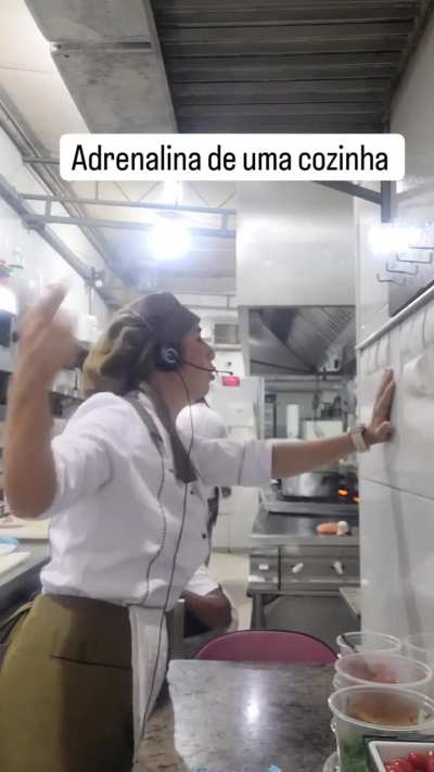 Pessoal que trabalha em cozinha, n&atilde;o ficam piroka da cabe&ccedil;a n&atilde;o?
