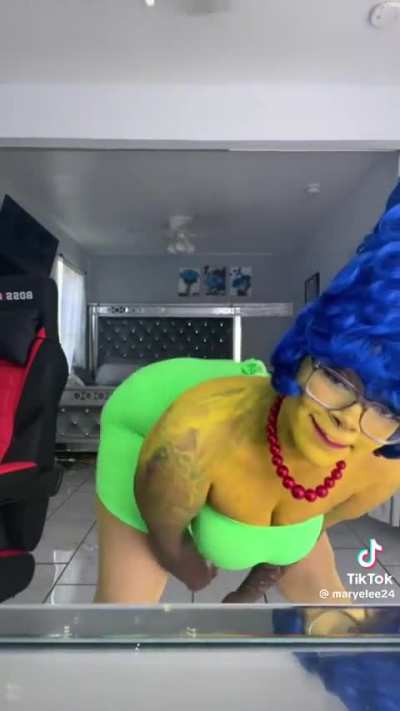 While cosplaying Marge is crazy @maryelee24
