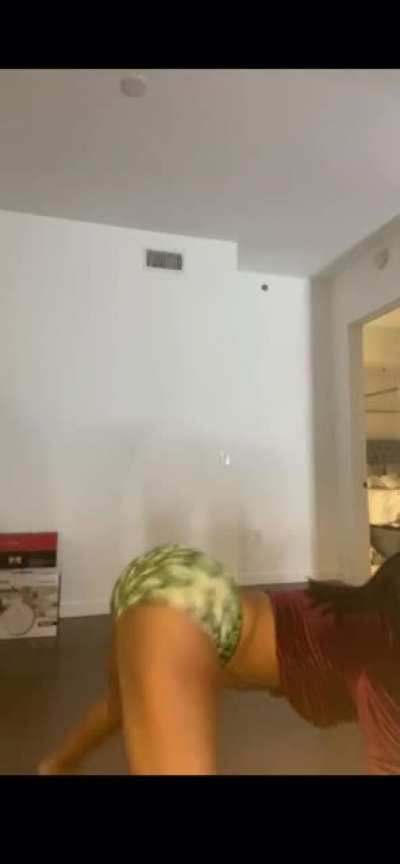 ︎