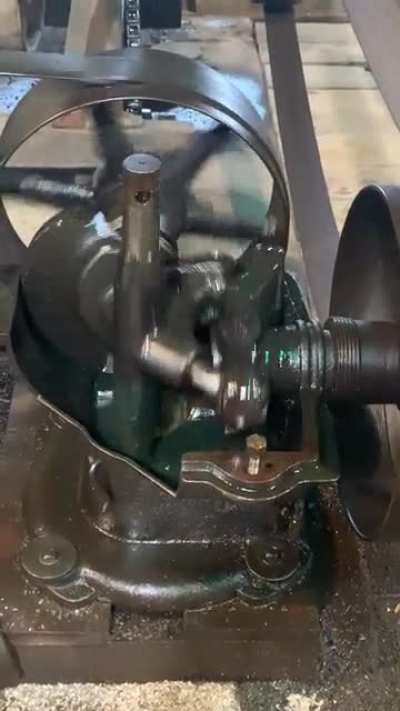 Late 1800&rsquo;s - early 1900&rsquo;s right angle drive using cams instead of gears. Used to spin a butter churn. Rough &amp;amp; Tumble Engineers Club - Kinzers, PA.