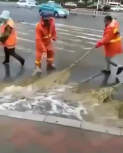 The w&atilde;ter sw&euml;ēpers, descendants of the ancient water benders