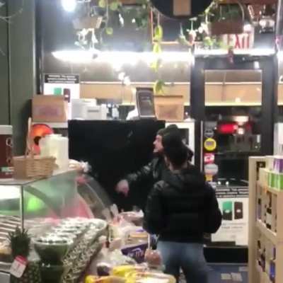 Guy loses it when his bagel sandwich isn&rsquo;t ready fast enough