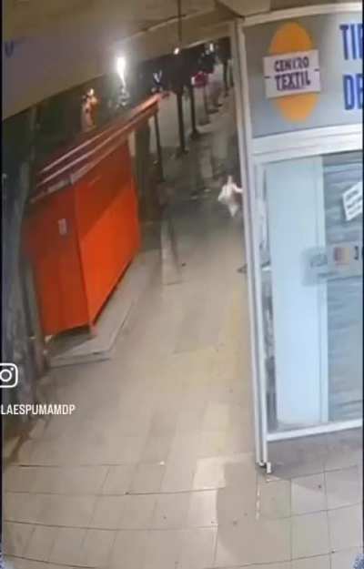 Mar del Plata: venia causando vandalismo pateando vidrieras hasta que una cedio y cayo herida, pidio auxilio a los gritos y fue socorrida por los policias de la zona
