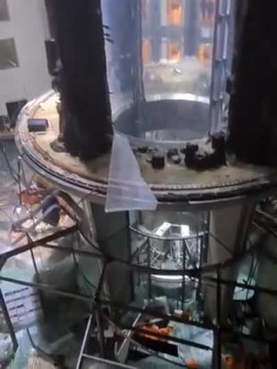 World's largest freestanding aquarium bursts in Berlin (1 million liters of water and 1,500 fish)