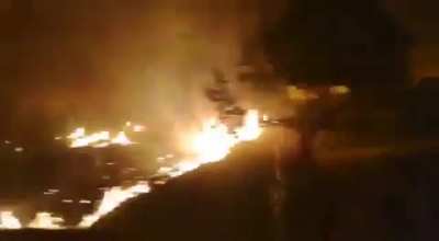 Imágenes de hace instantes del incendio en El Hoyo. Cinco incendios arrasan con casas y chacras en la Comarca Andina. Hay viviendas y autos quemados, chacras arrasadas en Lago Puelo, El Hoyo, El Maitén y Cholila. El tránsito está cortado por la ruta nacio