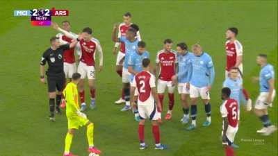 Haaland vs Arsenal players near the end of the game