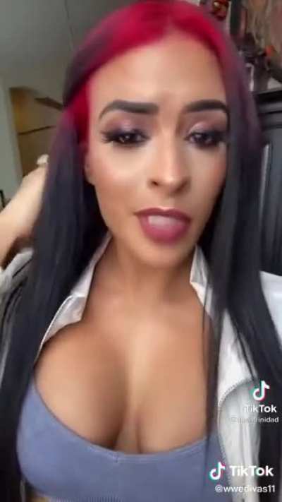 The Queen shows her huge rack