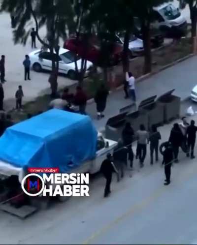 Mersin'de, 20+ kişilik iki Suriyeli grup birbirine girdi. &Ccedil;ekişmede, bı&ccedil;aklar da kullanıldı. Not; Suriye ulus&ccedil;ularına g&ouml;re Adana, Hatay, Antalya, Mardin, Urfa, Antep, Cizre VE MERSİN, b&uuml;y&uuml;k Suriye topraklarının bir par&ccedil;asıdır.