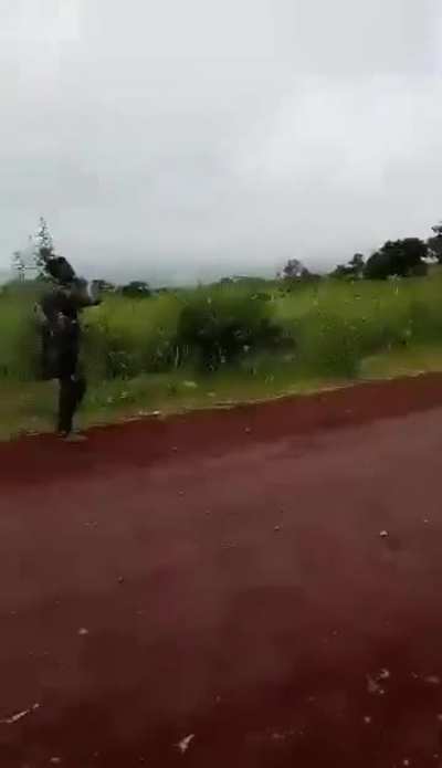Congolese Army retreating with casualties while under fire from M23/Rwandan forces