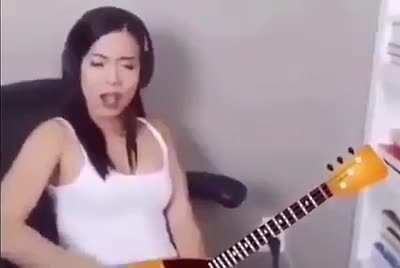 Teyzen b&ouml;yle saz &ccedil;almayı nereden &ouml;ğrendi ?