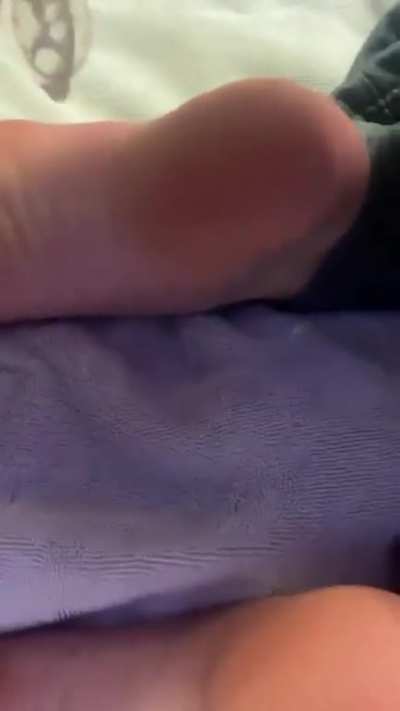 Ella and her Friend rub spit on each others feet🤤