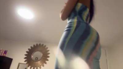 That thing even poppin in a dress 🍑