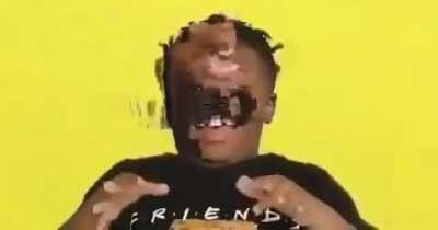 quando a pessoa manda figurinha de coreano escrito "n&atilde;o ligo" eu: