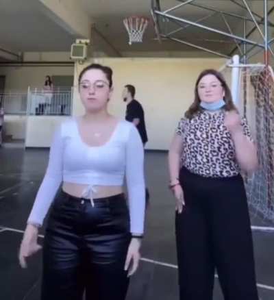 En fb, pobre chica, no se burlen de la desgracia ajena, le mando todas mis bendiciones. En Reddit, puro madrazo, me cagu&eacute; de la risa, bal&oacute;n que madrea a bal&oacute;n tiene100 a&ntilde;os de perd&oacute;n
