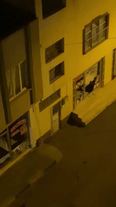 Bu dükkan suriyeli bi yaşlı dayınındı bi gurup genç geldi paramparça etti gitti