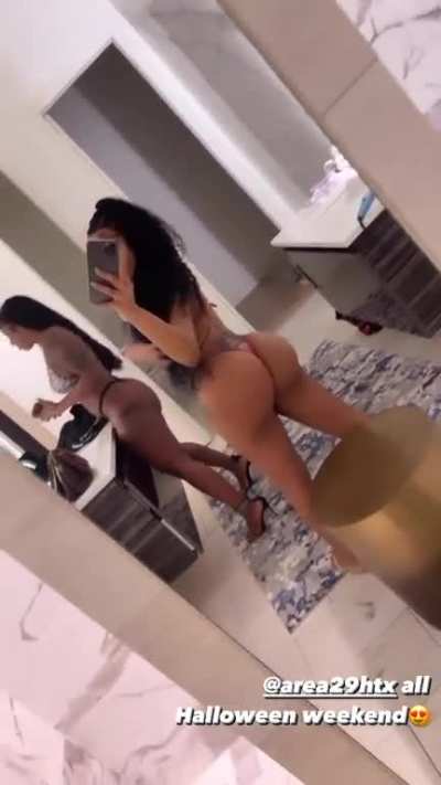 🍑🤳🏽👙
