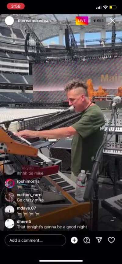 What the hell is Mike Dean doin 😭