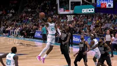 [Highlight] Replay of Brandon Miller's smooth athletic layup - He has 16 points at the half