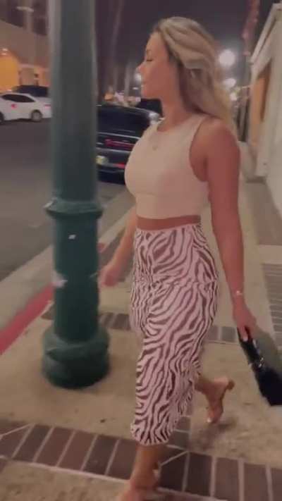 Walking Flawlessly (@kellirosee)