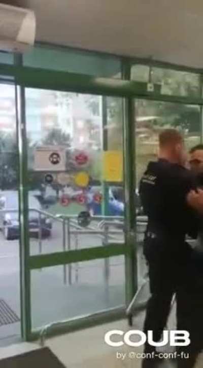Эээ! Пойдем выйдем!