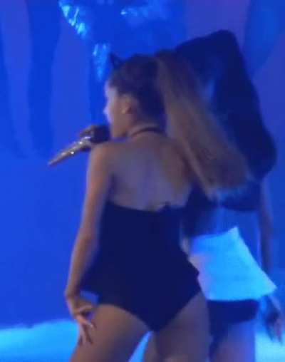 😈