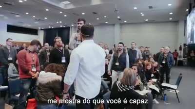 Esse v&iacute;deo &eacute; simplesmente genial. (O nome da pessoa que fez o v&iacute;deo &eacute; Vii Zedek)