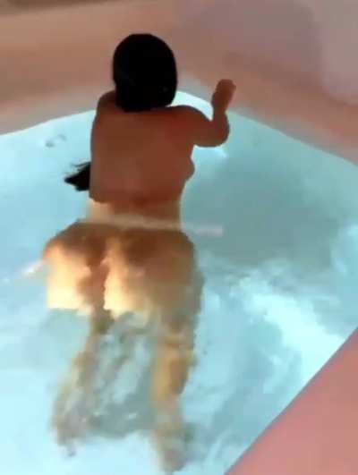 Twerking them fat ass cheeks in the pool
