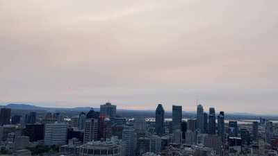 Smoke from the West Coast fires blowing over Montr&eacute;al during sunrise - aujourd&rsquo;hui @ Chalet du Mont-Royal