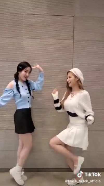 210727 TikTok Update - &ldquo;🐷: Look carefully and copy me!🐹: 😝❤&rdquo; (Sana and Dahyun)