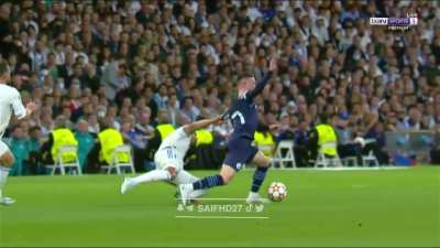 Casemiro takes down Foden - 32'