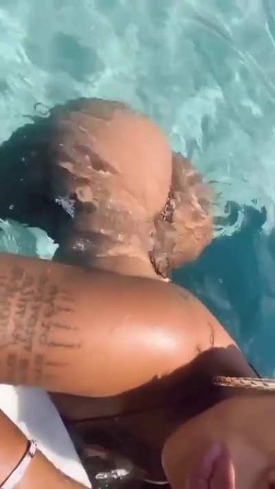 Under water azz