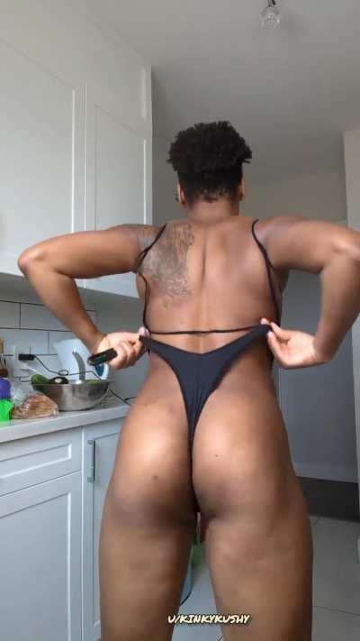 Kira (@kinky.kushy)