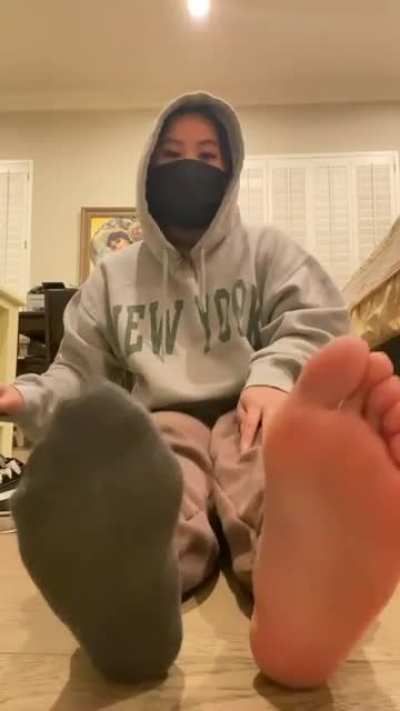 Requested girl I DM&rsquo;d on insta shows her soles