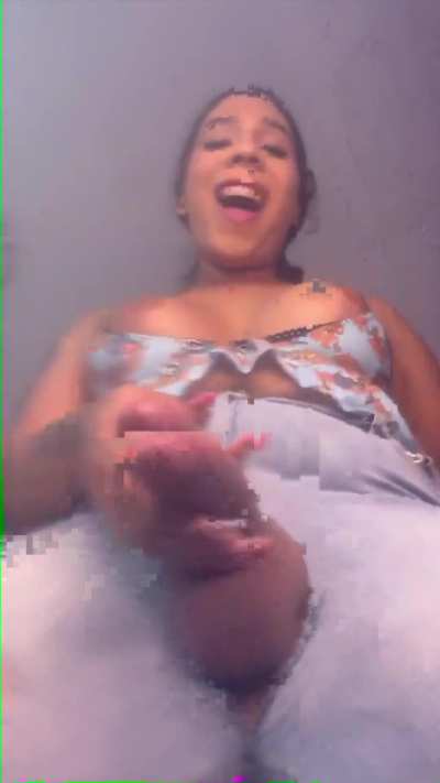 Salom&eacute; Cort&eacute;s cumming on the camera