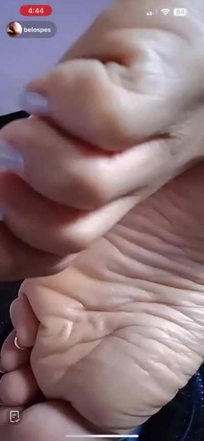 Latina soles up real close!