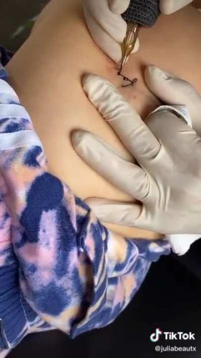 Altes TikTok wo Julia Beautx ihr Tattoo auf die H&uuml;fte bekommt