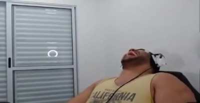 Yo cuando escucho por 192894739 vez un chiste de la mam&aacute; el cesar