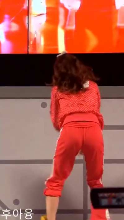 SNSD Yoona - The glorious IGAB dance (midriff, hips and ass)