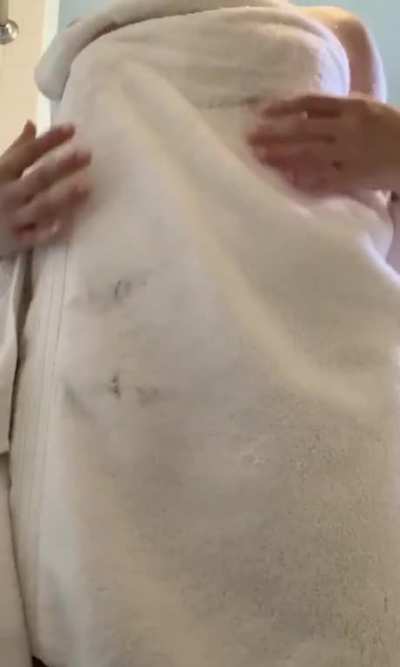 a towel drop for your tuesday 😜(F19)(OC)