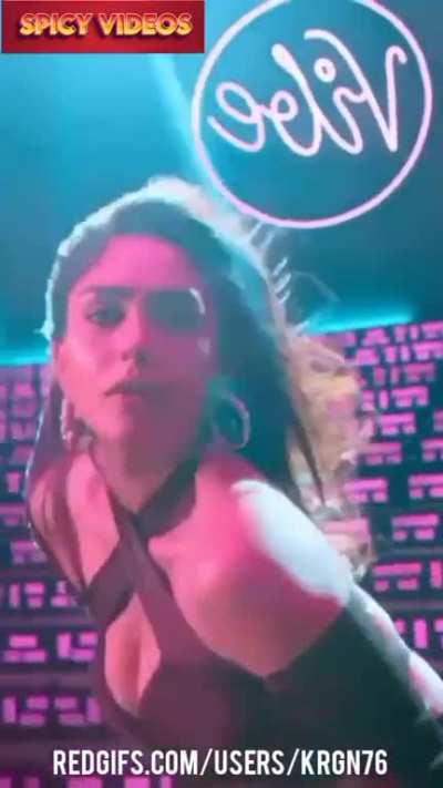 Mrunal Thakur Hot