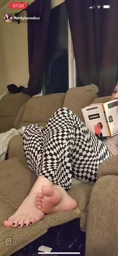 prettyboredluv - love it, watch her pretty soles while she ignores you, she knows that she&rsquo;s doing lol