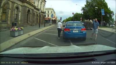 [Australia] Driver causes accident, threatens dash cam owner and tries to flee until a convenient cop shows up