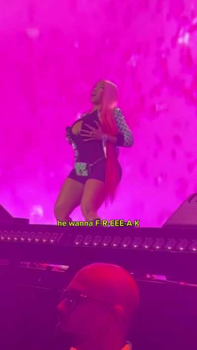 How y'all like Nicki's dancing and twerking?